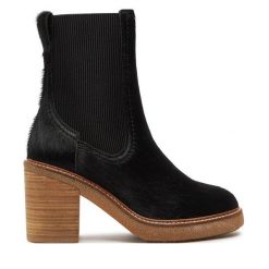 Botki Clarks. Czarne botki damskie Clarks, bez obcasa, na słupku, bez zapięcia. Za 659.99 zł.