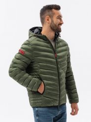 Sportowa pikowana kurtka męska o satynowym wykończeniu – zielona V20. Zielone kurtki męskie Ombre Clothing, m, z aplikacjami, z materiału. W wyprzedaży za 139.99 zł.