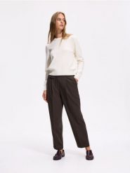 Spodnie z dodatkiem wiskozy - ciemnobrązowy. Brązowe spodnie materiałowe damskie Reserved, l, bez wzorów, z tkaniny. Za 139.99 zł.
