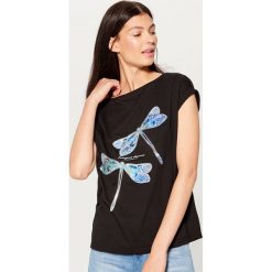 Koszulka z aplikacją - Czarny. Czarne t-shirty damskie Mohito, z aplikacjami. Za 39.99 zł.