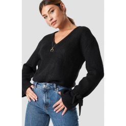 Linn Ahlborg x NA-KD Sweter z wiązanymi rękawami - Black. Czarne swetry damskie Linn Ahlborg x NA-KD, z dzianiny, dekolt w kształcie v. Za 121.95 zł.