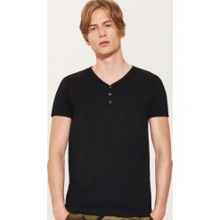 Gładki t-shirt z guzikami - Czarny. Czarne t-shirty męskie House. Za 35.99 zł.