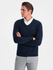 Sweter męski z dekoltem "w serek" z koszulowym kołnierzykiem - granatowy V2 - Rozmiar: M. Niebieskie swetry przez głowę męskie Ombre Clothing, m, bez wzorów, z bawełny, bez kołnierzyka. W wyprzedaży za 39.99 zł.