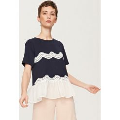 Bluzka z falbanką - Granatowy. Bluzki damskie marki Reserved. W wyprzedaży za 34.99 zł.