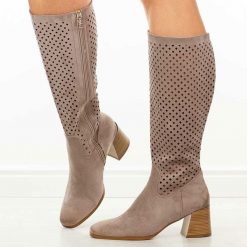 Beżowe zamszowe kozaki damskie na obcasie Vinceza 58635. Brązowe kozaki damskie VINCEZA, z zamszu, bez obcasa, na obcasie. Za 239.00 zł.