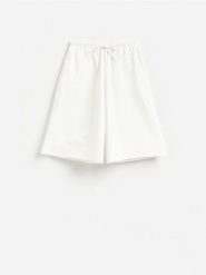 Bawełniane szorty bermudy - złamana biel. Szorty damskie Reserved, l, bez wzorów, z bawełny. Za 129.99 zł.
