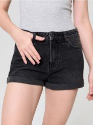 Szorty jeansowe mom high waist - czarny. Czarne szorty damskie Sinsay, bez wzorów, z jeansu, z podwyższonym stanem. Za 49.99 zł.