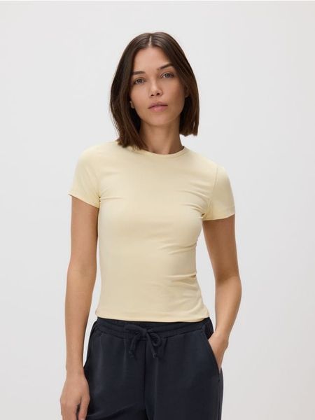 Gładki t-shirt - jasnożółty. Żółte t-shirty damskie Reserved, l, bez wzorów, z dzianiny, bez kołnierzyka. W wyprzedaży za 29.99 zł.