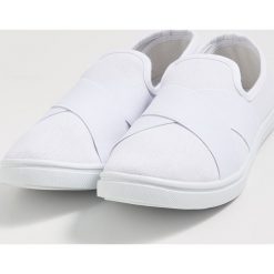 Tenisówki slip on - Biały. Białe trampki i tenisówki damskie Sinsay, bez wzorów, bez zapięcia. W wyprzedaży za 19.99 zł.
