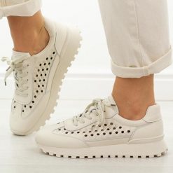 Skórzane Wt ażurowe półbuty damskie Vinceza 66933. Brązowe półbuty damskie VINCEZA, na jesień, w ażurowe wzory, z jeansu, casualowe, bez obcasa, bez zapięcia. Za 229.00 zł.