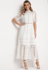 Biała Maxi Sukienka Rozkloszowana w Ażurowy Wzór z Falbanką Raviletta. Białe sukienki damskie Born2be, na plażę, na lato, s, w ażurowe wzory, boho, bez kołnierzyka, bez ramiączek, maxi, rozkloszowane. Za 139.99 zł.