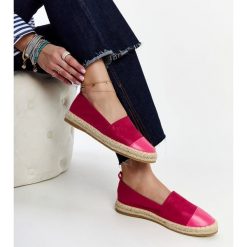 Różowe espadryle Carugo. Czerwone espadryle damskie na lato, bez wzorów, z okrągłym noskiem, bez obcasa, bez zapięcia. Za 78.15 zł.