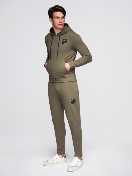 Męski komplet dresowy bluza z kapturem + spodnie dresowe - oliwkowy V4 - Rozmiar: L. Zielone bluzy męskie Ombre Clothing, l, bez wzorów, z bawełny, z kapturem. Za 399.99 zł.