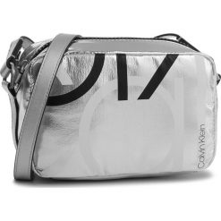 Torebka CALVIN KLEIN - Loud Camera Bag Meta K60K604657 904. Listonoszki damskie marki Calvin Klein, z materiału. Za 299.00 zł.