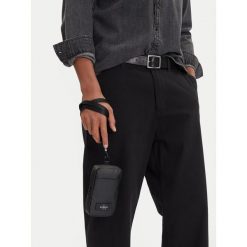 Saszetka Calvin Klein. Czarne saszetki męskie Calvin Klein, młodzieżowe, małe. Za 129.99 zł.