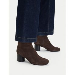 Botki GINO ROSSI. Brązowe botki damskie Gino Rossi, bez obcasa, na słupku, bez zapięcia. Za 449.99 zł.