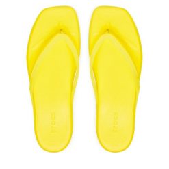 Japonki Crocs. Żółte klapki damskie Crocs, bez wzorów, bez obcasa. Za 111.99 zł.