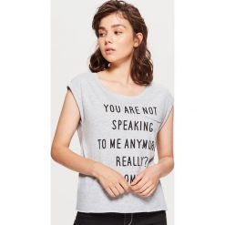 Koszulka z napisem - Jasny szary. T-shirty damskie marki Cropp. W wyprzedaży za 4.99 zł.