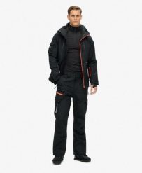 Ostateczne spodnie ratunkowe do narciarstwa. Czarne spodnie sportowe męskie Superdry., l, bez wzorów, z materiału, narciarskie. Za 974.20 zł.