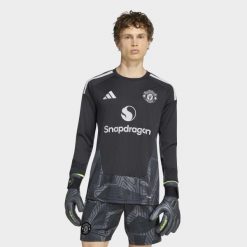 Koszulka bramkarska z długim rękawem Manchester United 26/27. Czarne koszulki sportowe męskie Adidas, l, bez wzorów, z materiału, bez kołnierzyka, bez ramiączek, do piłki nożnej, climacool (adidas). Za 479.00 zł.