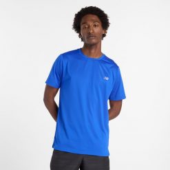 Koszulka męska New Balance MT41222BUM – niebieska. Niebieskie koszulki sportowe męskie New Balance, m, bez wzorów, z materiału, bez kołnierzyka, bez ramiączek, na fitness i siłownię. Za 149.99 zł.