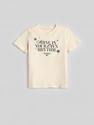 4F T-shirt regular z nadrukiem damski - kremowy 134 (8-9 lat). Białe t-shirty i topy dla dziewczynek 4f, bez wzorów, z jersey, bez ramiączek. Za 49.99 zł.