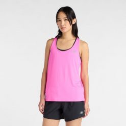 Koszulka damska New Balance WT41220AAB – różowa. Czerwone koszulki sportowe damskie New Balance, m, bez wzorów, z materiału, bez kołnierzyka, bez ramiączek, do biegania. Za 129.99 zł.