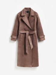 Płaszcz z imitacji zamszu - brązowy. Brązowe płaszcze damskie Reserved, l, bez wzorów, bez kaptura. Za 359.99 zł.