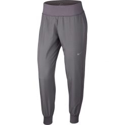 Spodnie sportowe "Dry Essential" w kolorze szarym. Spodnie sportowe damskie Nike Women. W wyprzedaży za 152.95 zł.