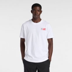 Koszulka męska New Balance MT6179UMWT – biała. Białe koszulki sportowe męskie New Balance, l, z aplikacjami, z dresówki, bez kołnierzyka, bez ramiączek. Za 109.99 zł.