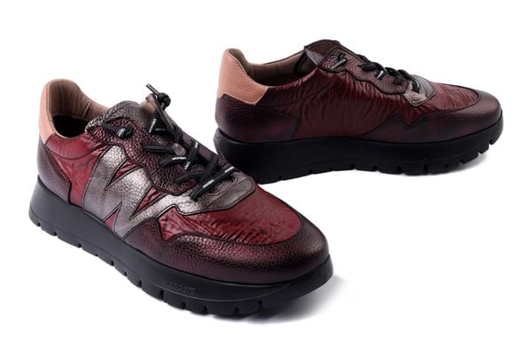 WONDERS A-2491 Elvin burdeos, półbuty damskie. Czerwone półbuty damskie Wonders, bez wzorów, z gumy, bez obcasa, bez zapięcia. Za 679.90 zł.