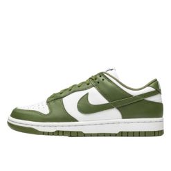 Buty do chodzenia dla dorosłych Nike Dunk Low Medium Olive. Białe obuwie sportowe damskie Nike, bez wzorów, trekkingowe. W wyprzedaży za 678.45 zł.