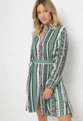 Zielona Sukienka Koszulowa z Wiskozy Rozkloszowana z Materiałowym Paskiem Sigina. Zielone sukienki damskie Born2be, do pracy, m, bez wzorów, z jeansu, biznesowe, bez kołnierzyka, bez ramiączek, koszulowe. Za 39.99 zł.