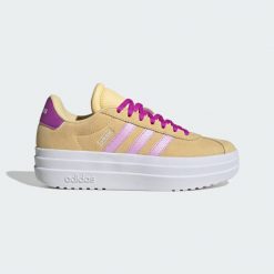 Buty VL Court Bold. Brązowe obuwie sportowe damskie Adidas, bez wzorów, trekkingowe. Za 299.00 zł.