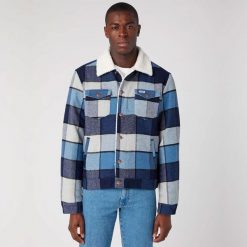WRANGLER MĘSKA KURTKA ZIMOWA WOOL TRUCKER JACKET CAPTAINS BLUE 112341091 W4E0015076. Niebieskie kurtki męskie Wrangler, na zimę, l, bez wzorów, bez kaptura. Za 369.99 zł.