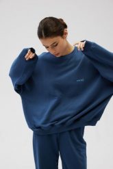 Bluza damska o kroju regular fit w kolorze NAVY BLUE- PHENIX-UNI. Niebieskie bluzy damskie Marsala, uniwersalny, bez wzorów, z bawełny, bez kaptura. Za 279.90 zł.