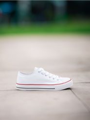 Trampki - biały. Białe trampki i tenisówki damskie Sinsay, bez wzorów, klasyczne, bez zapięcia. Za 29.99 zł.