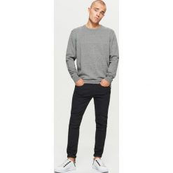 Gładki sweter BASIC - Jasny szary. Szare swetry przez głowę męskie Cropp. Za 69.99 zł.