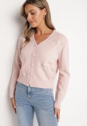 Różowy Wiskozowy Kardigan Zdobiony Aplikacjami w Kształcie Kwiatów z Perełkami Gemilena. Czerwone kardigany damskie Born2be, z aplikacjami, z jeansu, eleganckie, bez kołnierzyka, bez ramiączek, długie, bez kaptura. Za 159.99 zł.