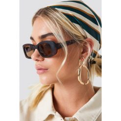NA-KD Accessories Prostokątne okulary przeciwsłoneczne retro - Brown. Brązowe okulary przeciwsłoneczne damskie NA-KD Accessories. Za 80.95 zł.
