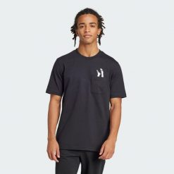 Koszulka Lounge Slides Graphic Pocket. Czarne buty sportowe męskie Adidas, z bawełny, bez zapięcia, na fitness i siłownię. Za 139.00 zł.