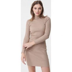Beżowa Sukienka Inch. Brązowe sukienki damskie Born2be, na jesień, s, bez wzorów, z dzianiny, eleganckie, bez kołnierzyka, bez ramiączek, mini, dopasowane. Za 99.99 zł.