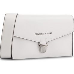 Torebka CALVIN KLEIN JEANS - Sculpted Envelope Sling K60K605238 102. Listonoszki damskie marki Calvin Klein Jeans. Za 399.00 zł.