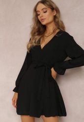 Czarna Sukienka Parthameia. Czarne sukienki damskie Renee, bez wzorów, z tkaniny, klasyczne, bez kołnierzyka, bez ramiączek, mini, kopertowe. Za 74.99 zł.