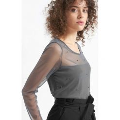 Koszulka z perłami. Szare bluzki damskie Orsay, z dzianiny, eleganckie, z okrągłym kołnierzem, z długim rękawem. Za 69.99 zł.