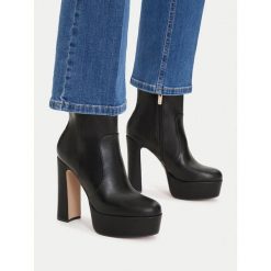 Botki Nine West. Czarne botki damskie Nine West, bez obcasa, na słupku, bez zapięcia. Za 329.99 zł.