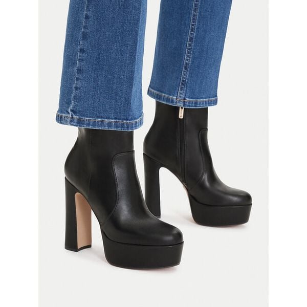 Botki Nine West. Czarne botki damskie Nine West, bez obcasa, na słupku, bez zapięcia. Za 329.99 zł.