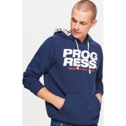 Bluza kangurka z kolekcji PROGRESS - Granatowy. Niebieskie bluzy męskie Cropp. Za 129.99 zł.