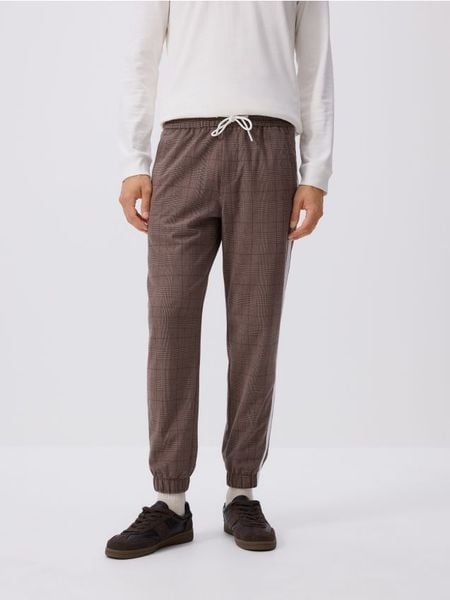 Spodnie jogger z lampasami - brązowy. Brązowe spodnie materiałowe męskie Reserved, l, bez wzorów, z tkaniny. Za 139.99 zł.