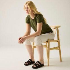 Damskie spodnie Bayletta Capri. Białe spodnie sportowe damskie Regatta, s, bez wzorów, z bawełny, trekkingowe. Za 139.99 zł.